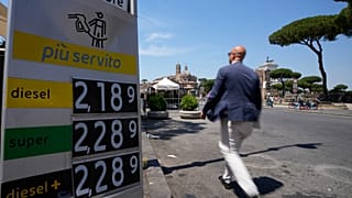 Archivio - Un uomo passa davanti al cartello dei prezzi di una stazione di servizio nel centro di Roma, mercoledì 15 giugno 2022 (AP Photo/Alessandra Tarantino, Archivio)