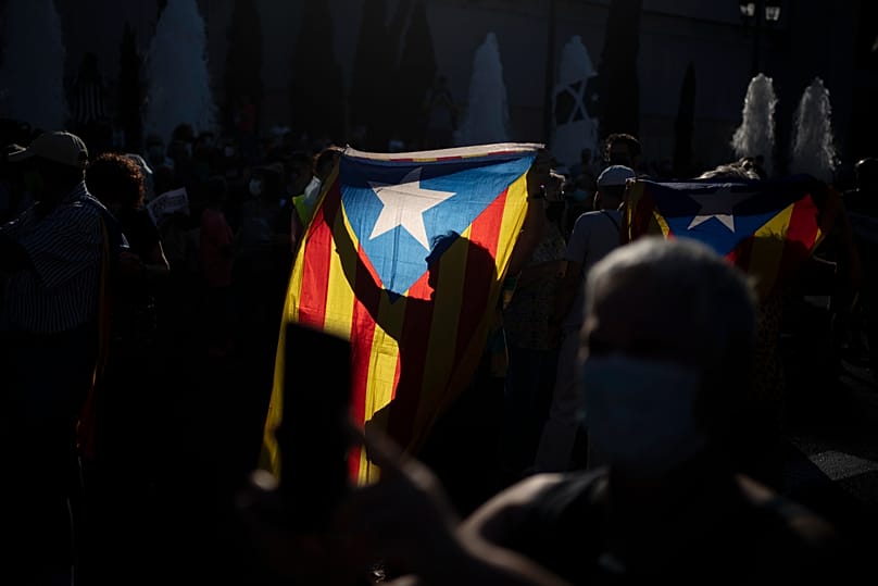 Archivo. Un manifestante sostiene una estelada durante una protesta contra la visita del rey Felipe VI a Barcelona, el 27 de junio de 2021.