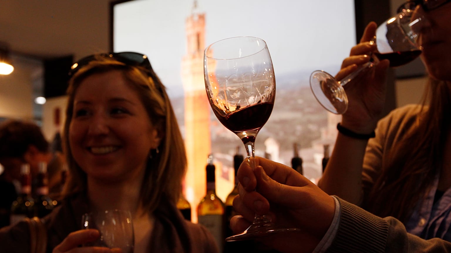 Vinitaly - gente che degusta vino