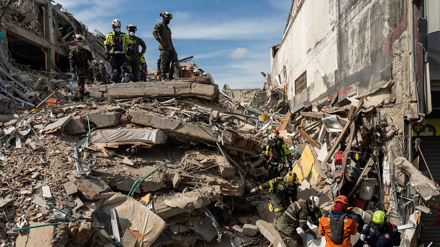 ARCHIVO: Los rescatistas transportan el cuerpo de una víctima cuatro días después del terremoto que azotó Pereira, Colombia, el 14 de agosto de 2026. (Foto AP/Brandon Pinto)