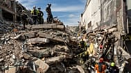 ARCHIVO: Los rescatistas transportan el cuerpo de una víctima cuatro días después del terremoto que azotó Pereira, Colombia, el 14 de agosto de 2026. (Foto AP/Brandon Pinto)