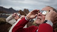 La gente observa cómo la Luna pasa por delante del Sol durante un eclipse solar parcial en Santa Cruz de Tenerife, en las Islas Canarias (España), 3 de noviembre de 2013.