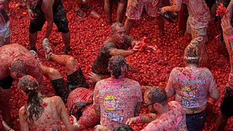 Beim jährlichen Tomatenfest „Tomatina“ im Dorf Buñol bei Valencia bewerfen sich Feiernde gegenseitig mit Tomaten.