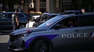Un policier français contrôle des véhicules.