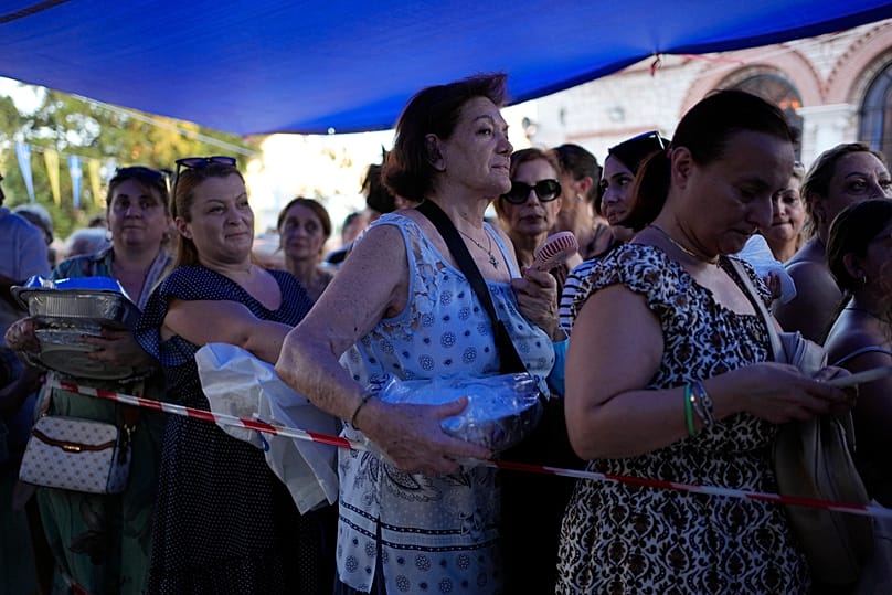 Πιστοί με φανουρόπιτες στην ουρά