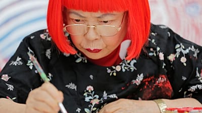 La artista japonesa de vanguardia Yayoi Kusama trabajando en su estudio de Tokio, miércoles 1 de agosto de 2012.