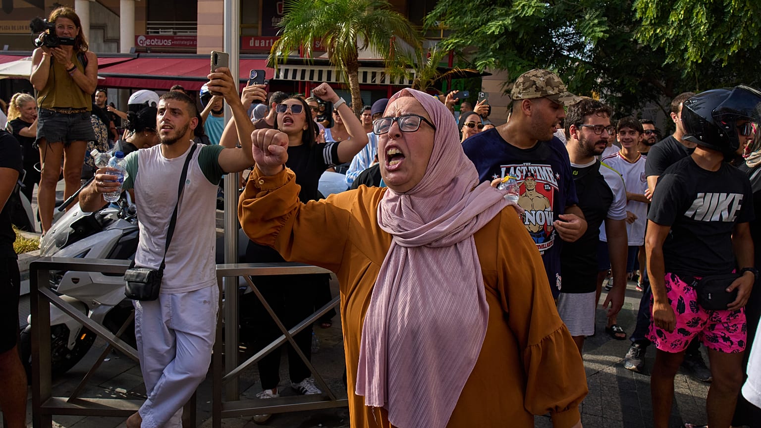 Unos vecinos protestan y se indignan ante un acto de Vox en la ciudad