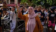 Des habitants protestent et s'indignent lors d'un meeting de Vox en ville