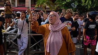 Unos vecinos protestan y se indignan ante un acto de Vox en la ciudad
