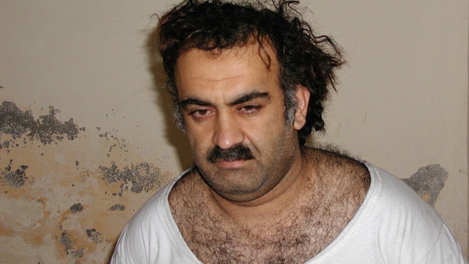 Khalid Sheikh Mohammed, mutmaßlicher Drahtzieher der Anschläge vom elften September, kurz nach seiner Festnahme bei einer Razzia in Pakistan am ersten März 2003.