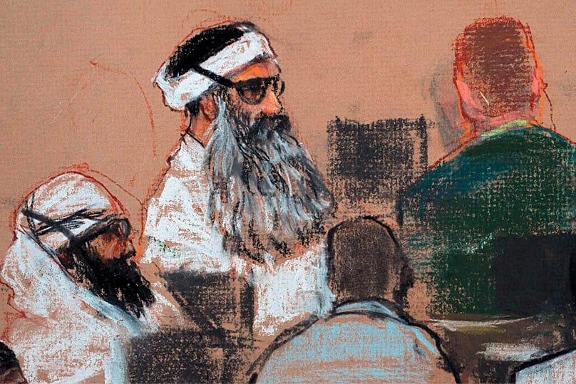Gerichtszeichnung zeigt Khalid Sheikh Mohammed und Mitangeklagten Walid Bin Attash bei einer Anhörung vor Prozessbeginn in Guantánamo Bay. 8. Dez. 2008
