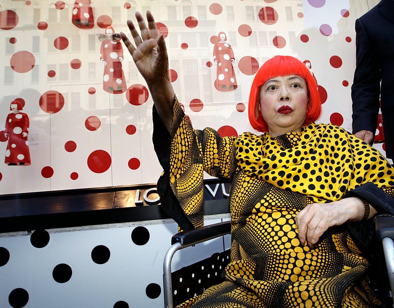 Yayoi Kusama vor den Schaufenstern des Vuitton-Flaggschiffstores in New York anlässlich einer neuen gemeinsamen Kollektion von Vuitton-Kreativdirektor Marc Jacobs und Kusama - 2012