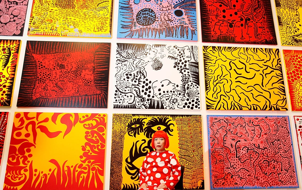Yayoi Kusama vor ihrem Gemälde „Love Arrives at the Earth Carrying with it a Tale of the Cosmos“, Tate Modern, London - 2012