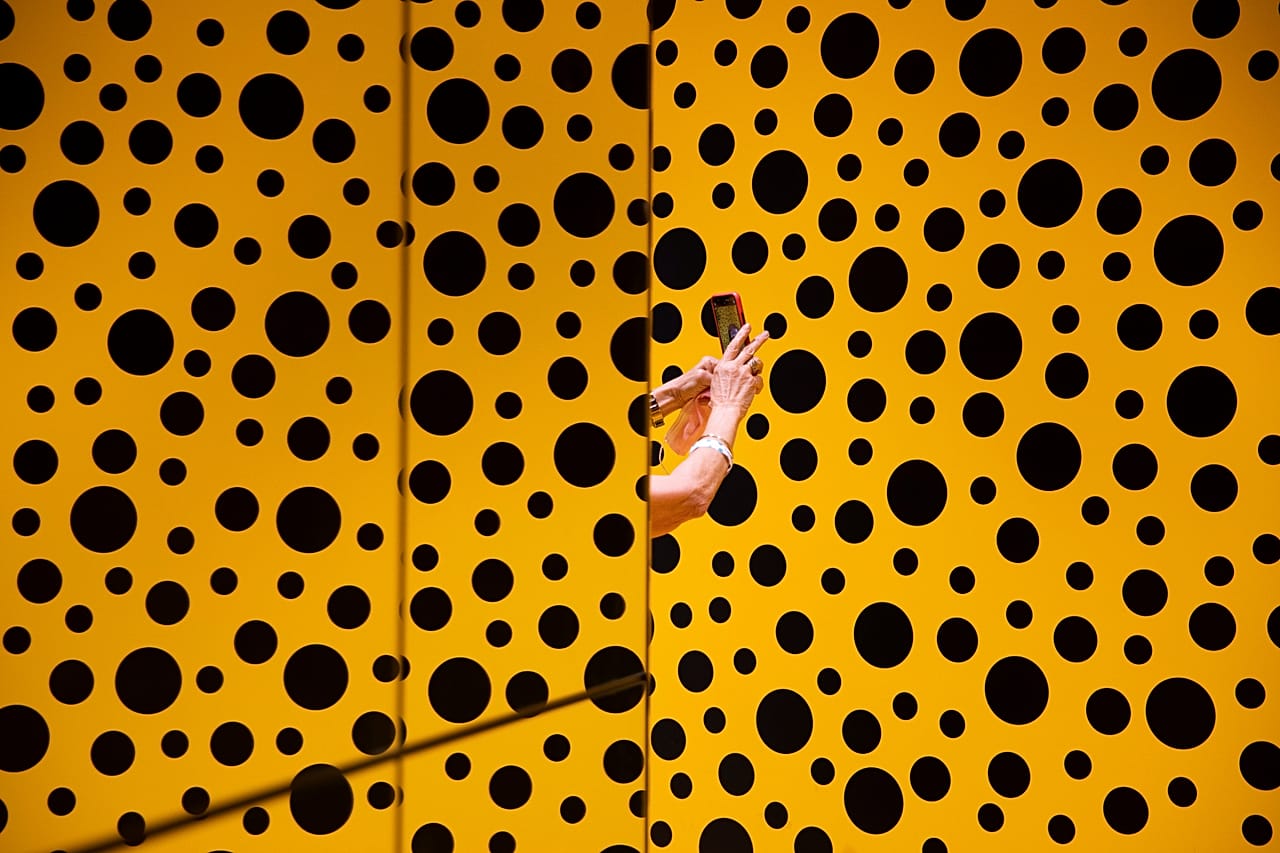 „The Spirits of the Pumpkins Descended into the Heavens“ von Yayoi Kusama - Tel Aviv Museum of Art, Israel - 2021