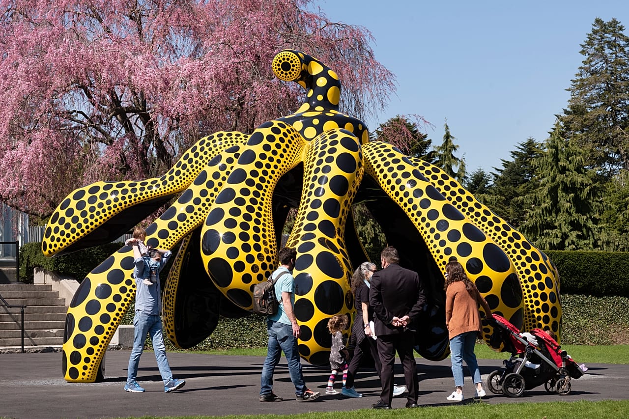 Kürbisskulptur von Yayoi Kusama im New York Botanical Garden - 2021