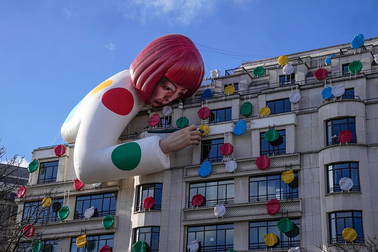 Installation der japanischen Künstlerin Yayoi Kusama über dem Louis-Vuitton-Flaggschiffstore an der Avenue des Champs-Élysées in Paris - 2023