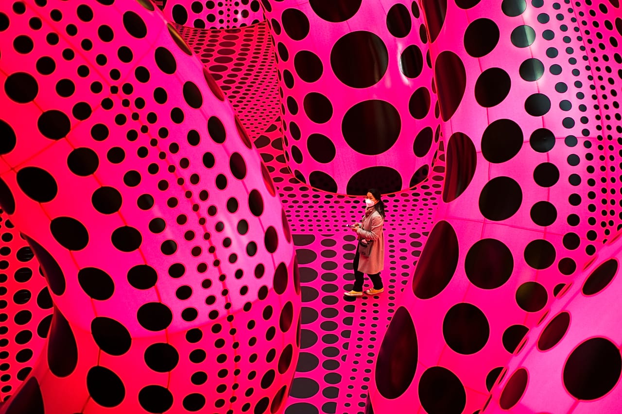 „A Bouquet of Love I Saw in the Universe“ von Yayoi Kusama - Berlin - 2021