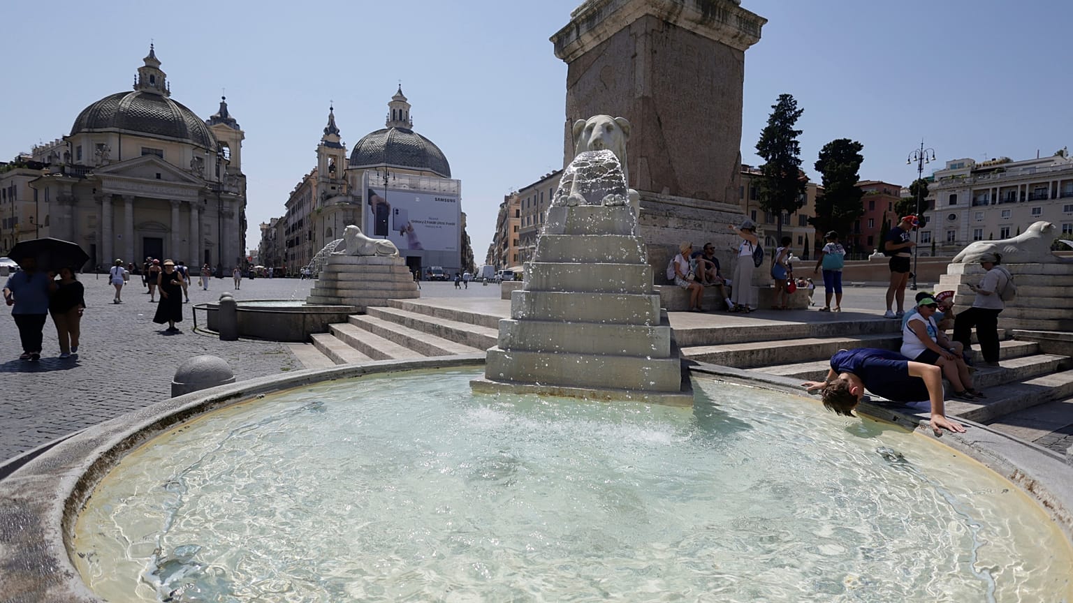 Un giovane si rinfresca in una delle fontane di Piazza del Popolo, a Roma, venerdì 7 agosto 2026. (Cecilia Fabiano/LaPresse via AP)