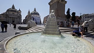 Un giovane si rinfresca in una delle fontane di Piazza del Popolo, a Roma, venerdì 7 agosto 2026. (Cecilia Fabiano/LaPresse via AP)