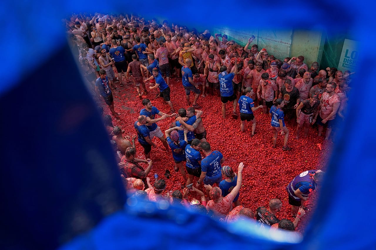 Feiernde bewerfen sich während der jährlichen „Tomatina“-Tomatenschlacht im Dorf Buñol gegenseitig mit Tomaten. 