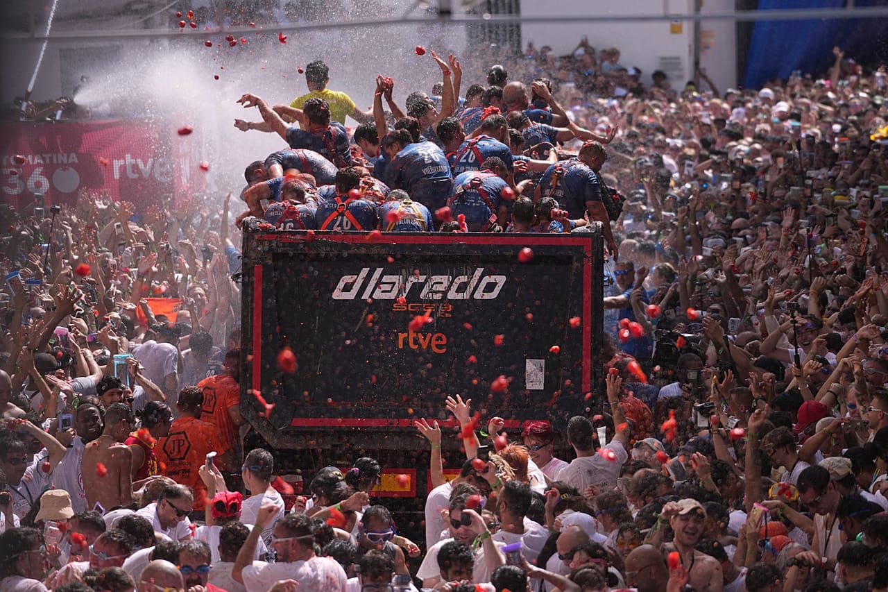 Feiernde bewerfen sich während der jährlichen „Tomatina“-Tomatenschlacht gegenseitig mit Tomaten