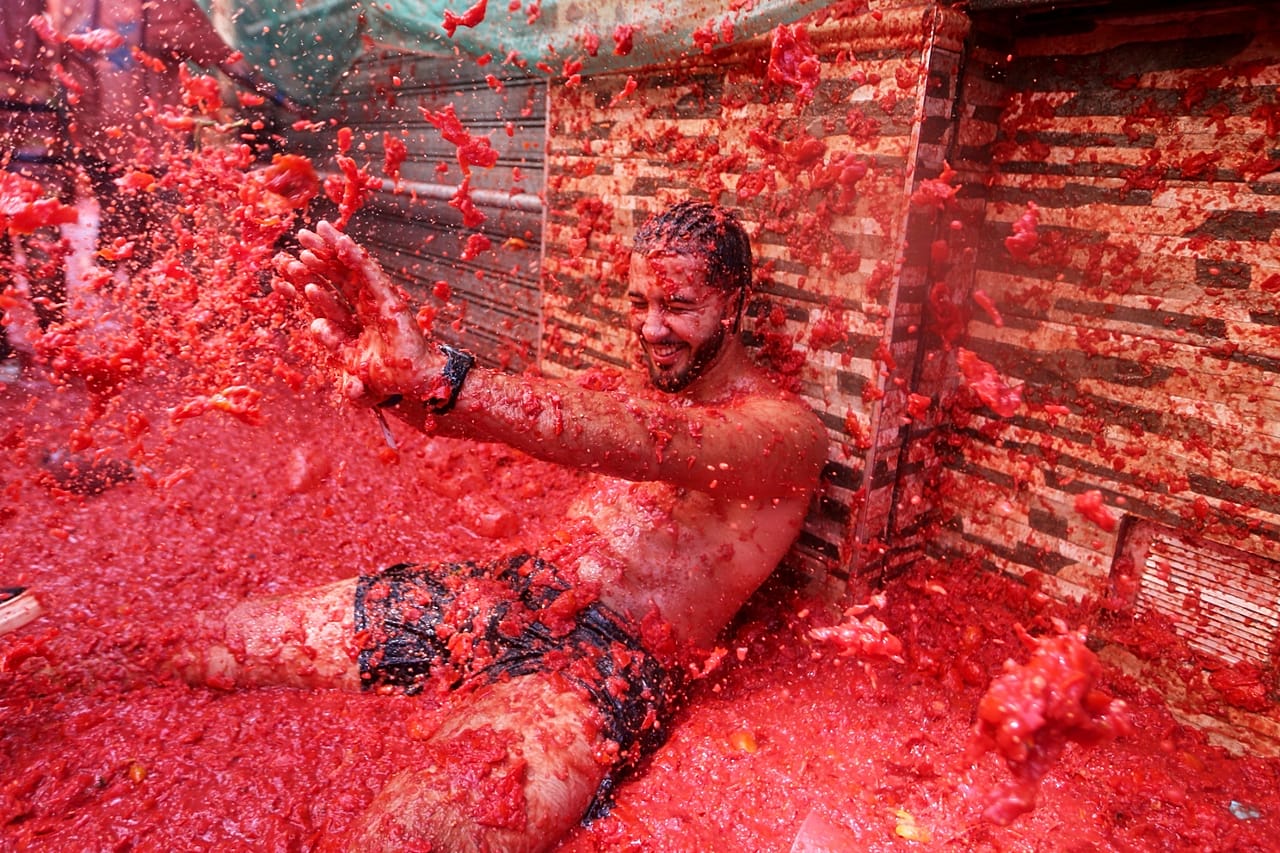 Ein Teilnehmer nimmt an der jährlichen „Tomatina“-Tomatenschlacht teil