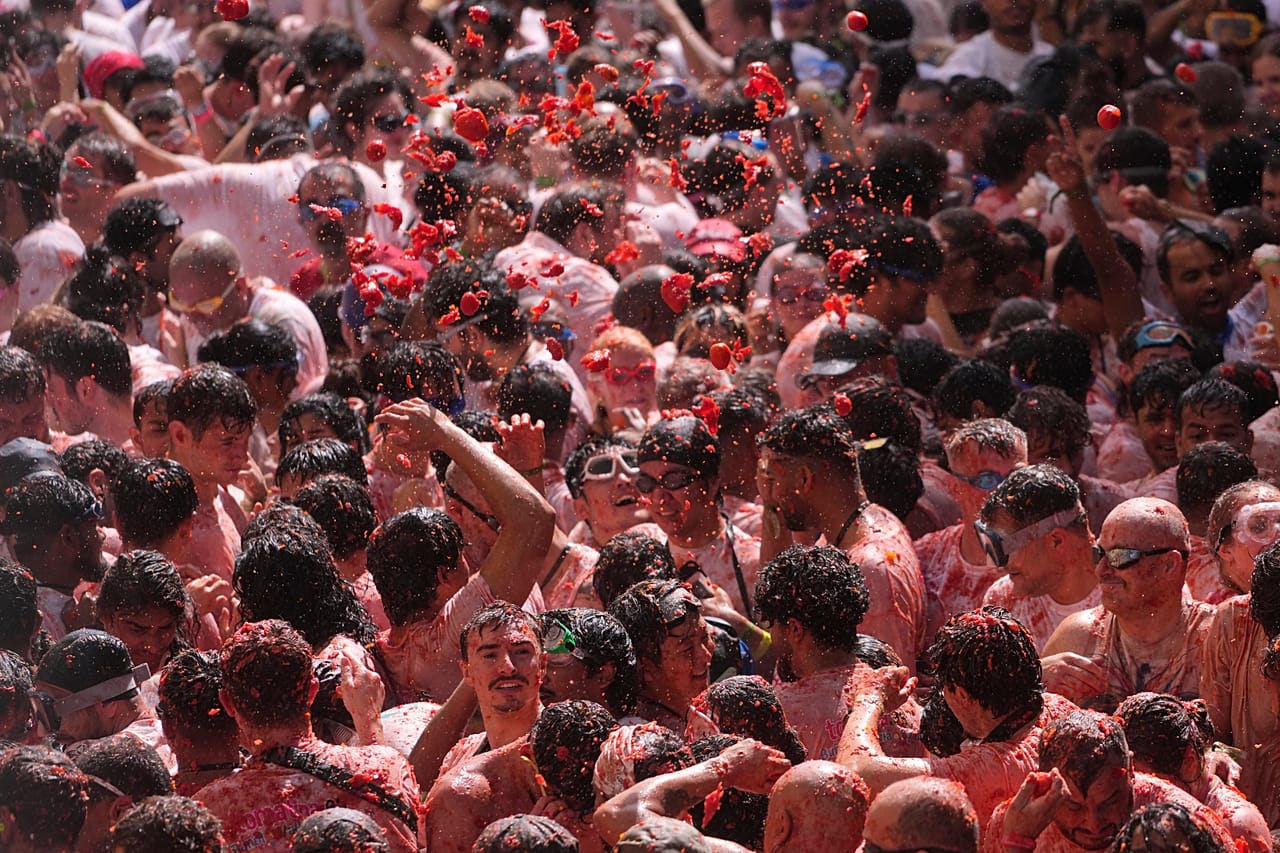Feiernde bewerfen sich während der jährlichen „Tomatina“-Tomatenschlacht im Dorf Buñol nahe