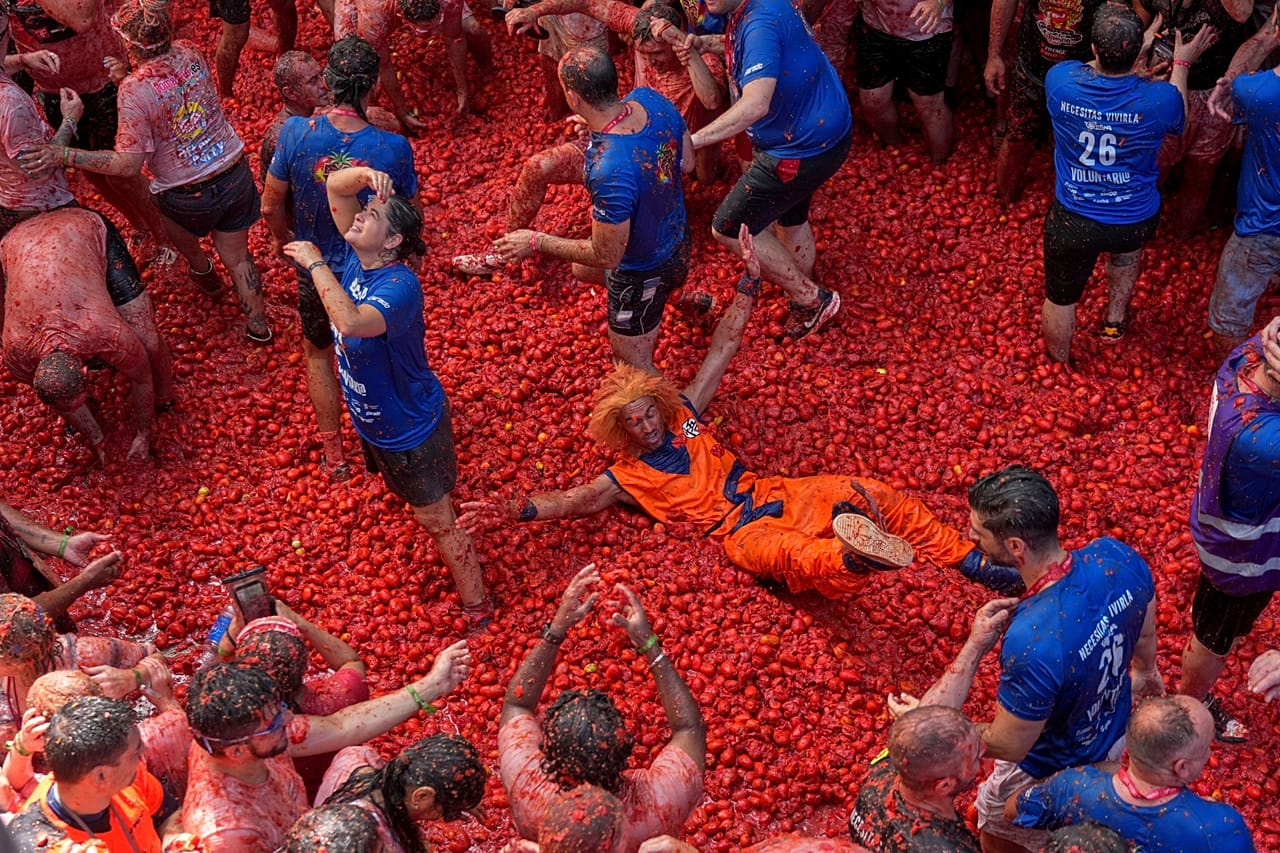 Feiernde bewerfen sich während der jährlichen „Tomatina“-Tomatenschlacht gegenseitig mit Tomaten.