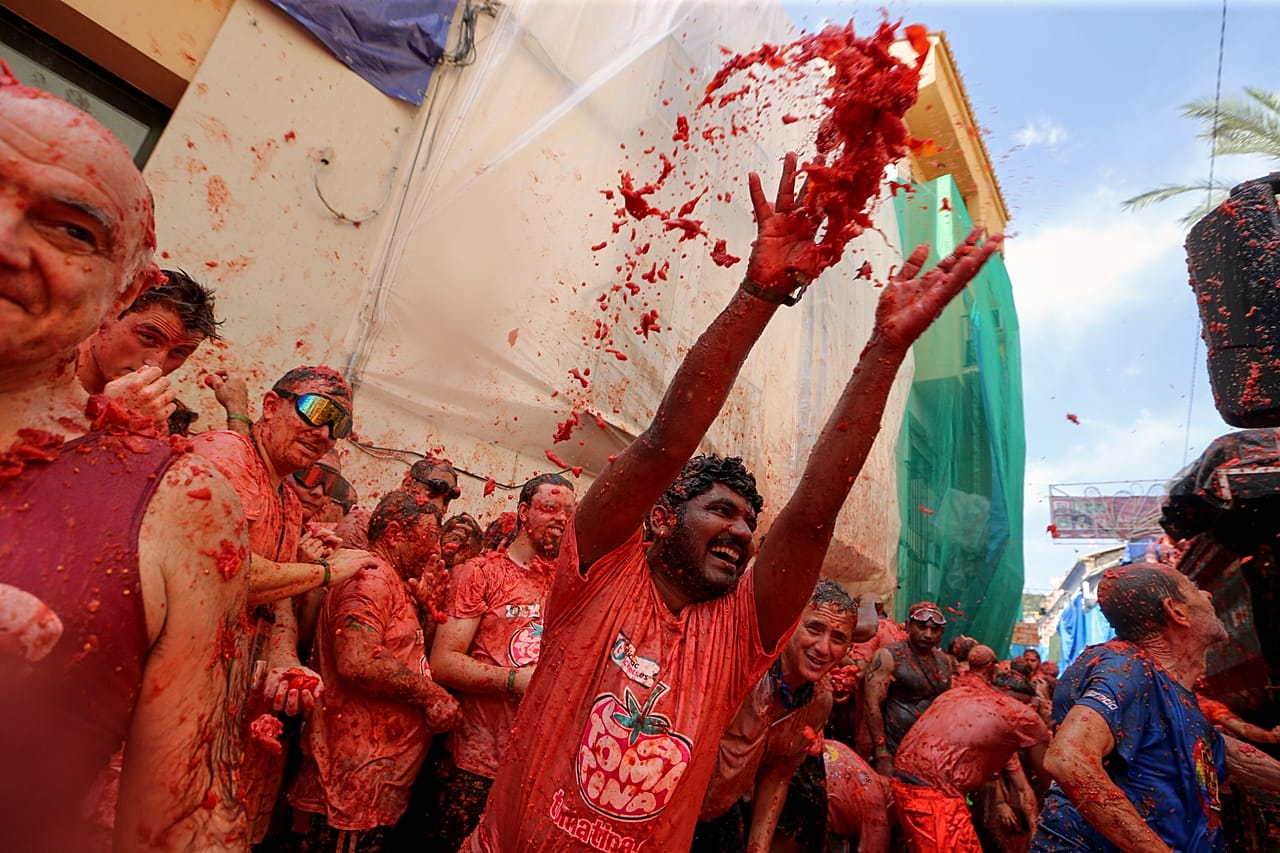 Feiernde bewerfen sich während der jährlichen „Tomatina“-Tomatenschlacht gegenseitig mit Tomaten