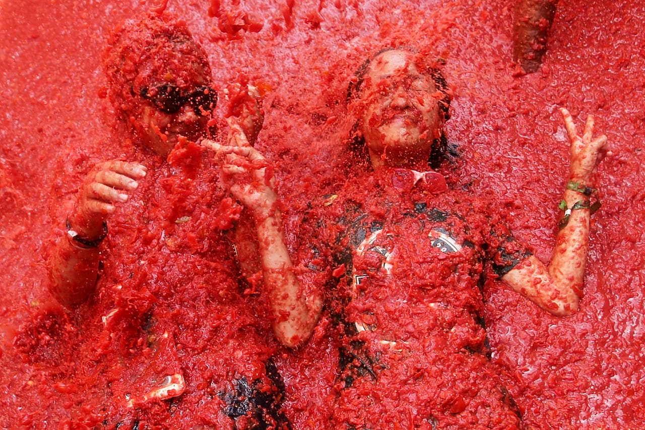 Feiernde nehmen an der jährlichen „Tomatina“-Tomatenschlacht teil. 