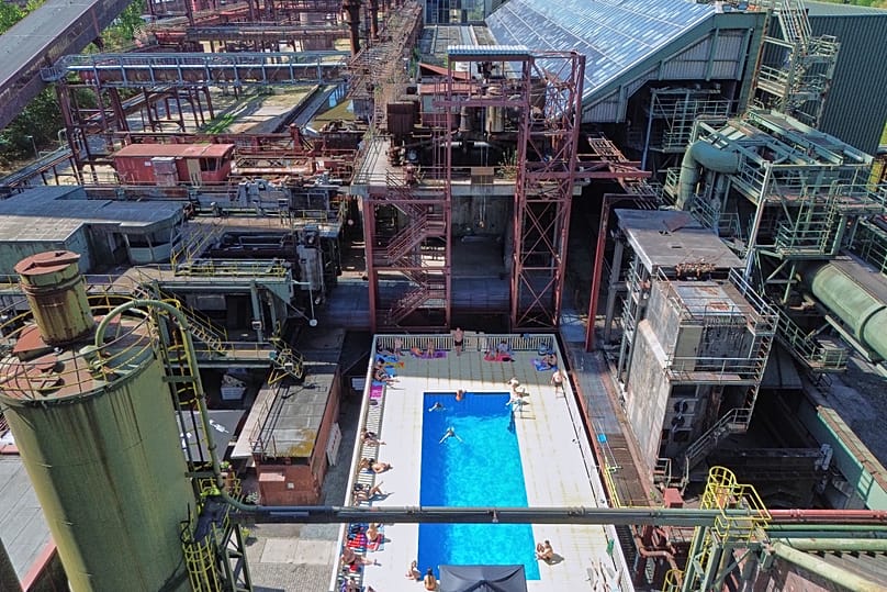 Temporäres Schwimmbad in der Zeche Zollverein in Bochum