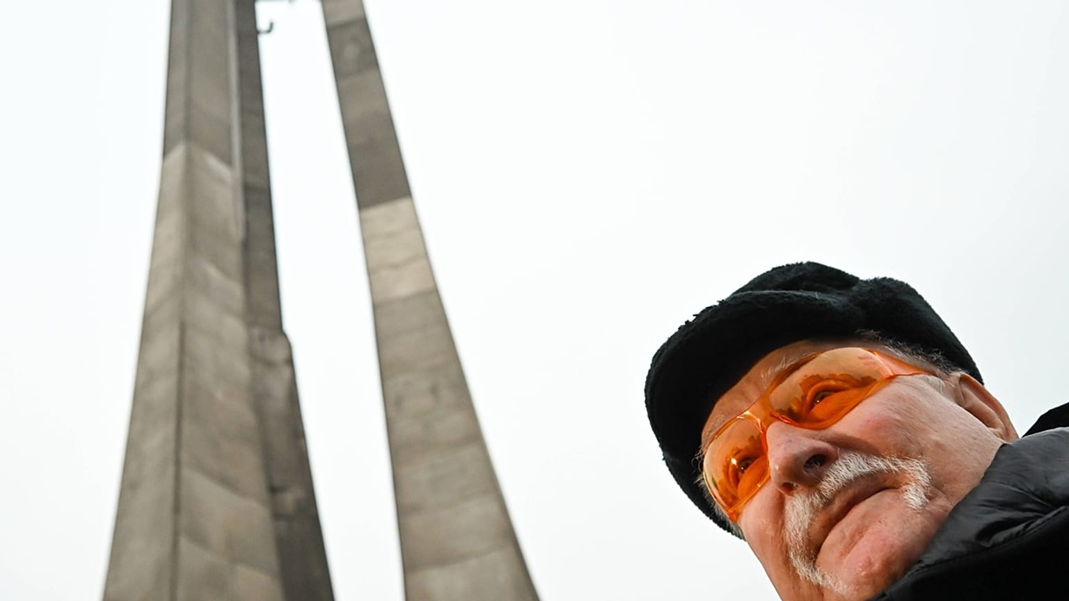 Lech Walesa volt lengyel elnök, a Szolidaritás szakszervezet egykori vezetője az 1970-ben elesett hajógyári munkások gdanski emlékművénél 2025. december 16-án