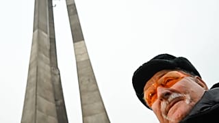 Lech Walesa volt lengyel elnök, a Szolidaritás szakszervezet egykori vezetője az 1970-ben elesett hajógyári munkások gdanski emlékművénél 2025. december 16-án