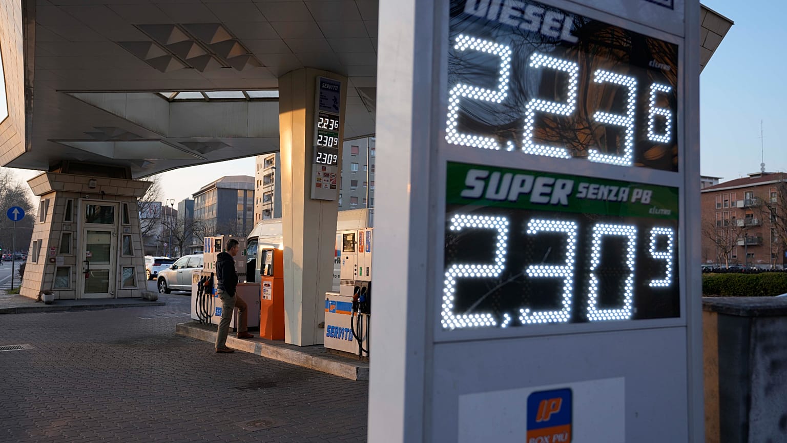 Archivio: i prezzi del carburante indicati su un tabellone in una stazione di servizio a Milano, in Italia, giovedì 10 marzo 2022