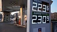 Archivio: i prezzi del carburante indicati su un tabellone in una stazione di servizio a Milano, in Italia, giovedì 10 marzo 2022