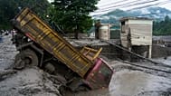 Ein Fahrzeug steht nach Sturzfluten in Devighat im Distrikt Nuwakot in Nepal. Donnerstag, 27. August 2026.