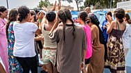 Migrantes que cruzaron de Marruecos a España, algunos de ellos menores de edad, en el polideportivo El Príncipe Alfonso en Ceuta, España, el miércoles 19 de agosto de 2026.