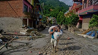 Népal : un effondrement glaciaire provoque des inondations meurtrières
