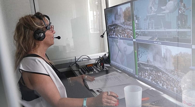 L'attrice Raphaëlle Valenti al lavoro durante un concerto a Rock en Seine. 