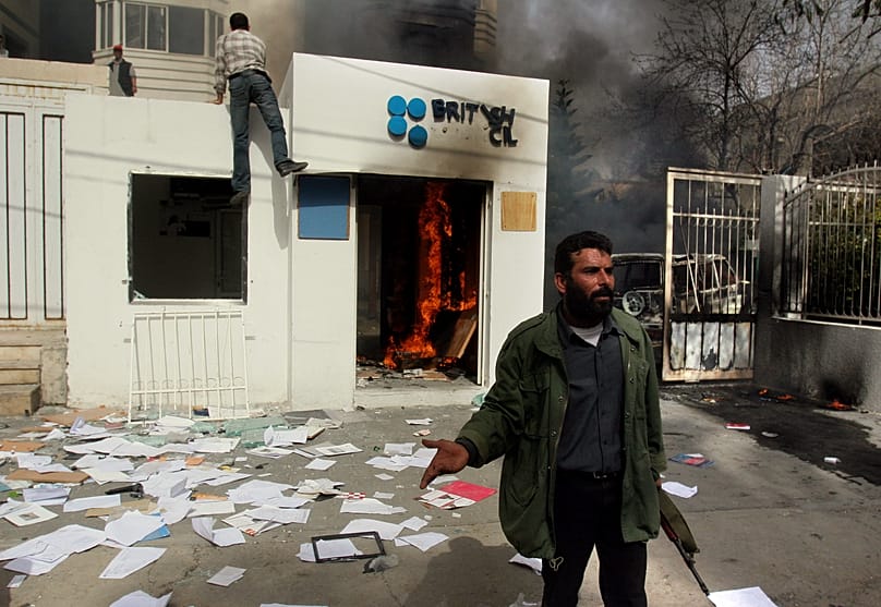 Membros da FPLP incendeiam o edifício do British Council em Gaza, em 2006