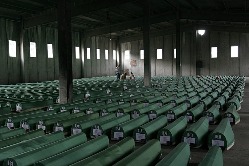 2007. július 10, a srebrenicai áldozatok koporsói az emlékközpontban Potocariban - Bosznia-Hercegovina 