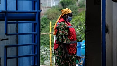Uganda ile Kongo Demokratik Cumhuriyeti'ni bağlayan Mpondwe sınır kapısındaki geçici sağlık kliniğinde bir sağlık çalışanı yürüyor, 4 Haziran 2026 Perşembe.