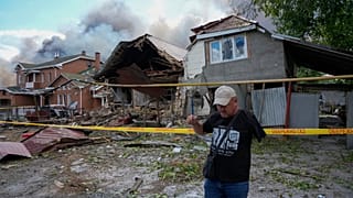 Владелец дома реагирует у своего жилища, повреждённого в результате российского авиаудара под Киевом,