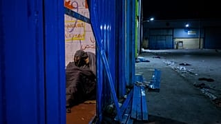 Dos menores duermen dentro de un almacén convertido en un centro improvisado para menores migrantes en el enclave español de Ceuta, en la frontera entre Marruecos y España, en