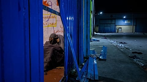 Dos menores duermen dentro de un almacén convertido en un centro improvisado para menores migrantes en el enclave español de Ceuta, en la frontera entre Marruecos y España, en