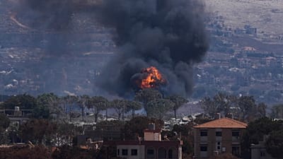 تصاعد الدخان واللهب مع قيام القوات الإسرائيلية بهدم منازل في زاوية الشرقية بجنوب لبنان، الأحد 23 أغسطس 2026.