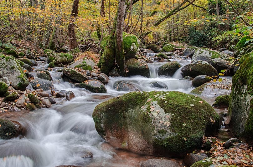Der Fluss Ambroz bei seinem Durchlauf durch Hervás in Richtung der Gemeinde La Garganta im Ambroz-Tal.