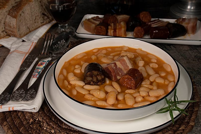 Foto eines der typischen Gerichte aus Asturien: „fabada asturiana“.