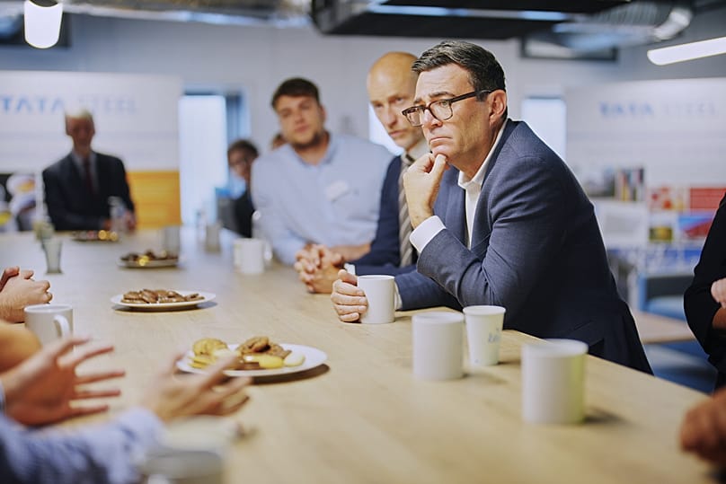 Il primo ministro britannico Andy Burnham durante una visita a Tata Steel a Port Talbot, il 27 agosto 2026