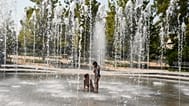Photo d'archive : des enfants jouent dans une fontaine pendant une vague de chaleur à Athènes.